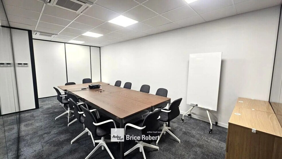 250 Rue Hélène Boucher, Rillieux-la-Pape to rent - Interior Photo - Image 3 of 7