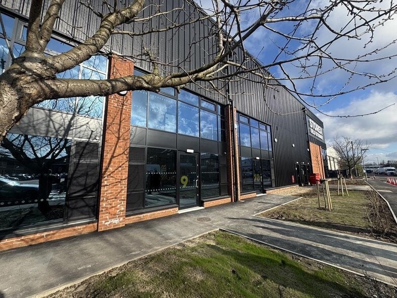 Brooklands Close, Sunbury On Thames to rent - Building Photo - Image 1 of 16