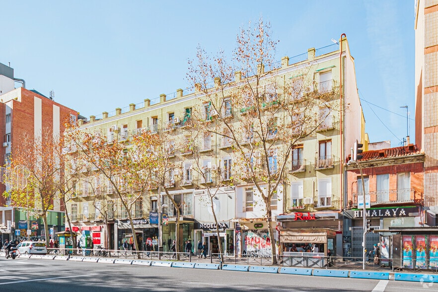 Retail in Madrid, Madrid to rent - Building Photo - Image 2 of 2