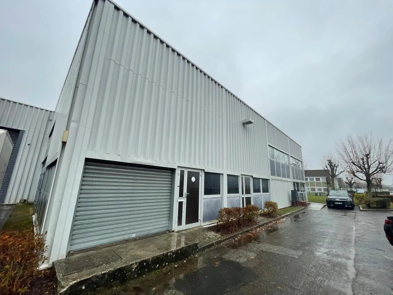 Light Industrial in Montigny-le-Bretonneux for sale Building Photo- Image 1 of 9