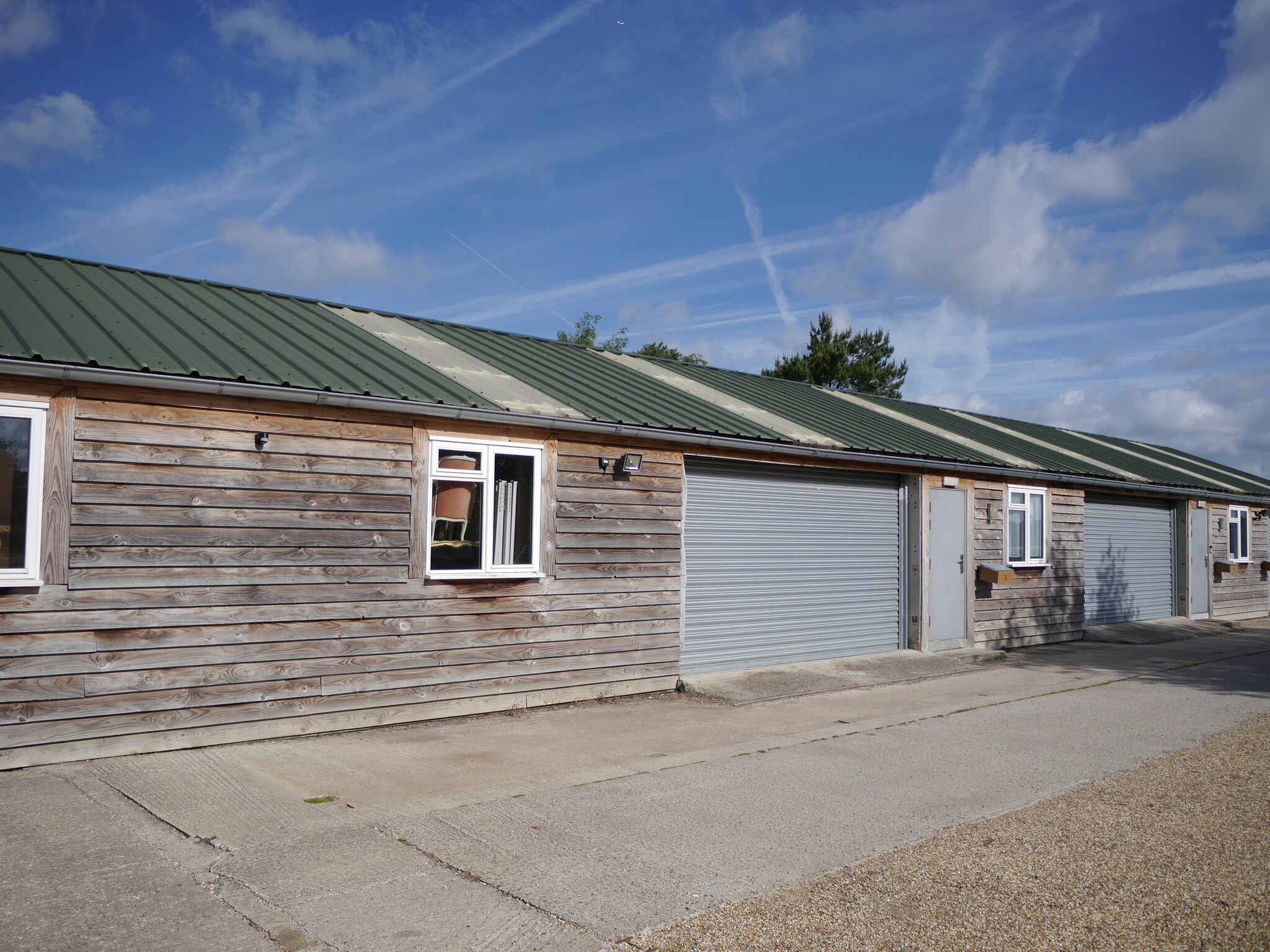 West Chiltington Ln, Billingshurst to rent Building Photo- Image 1 of 8
