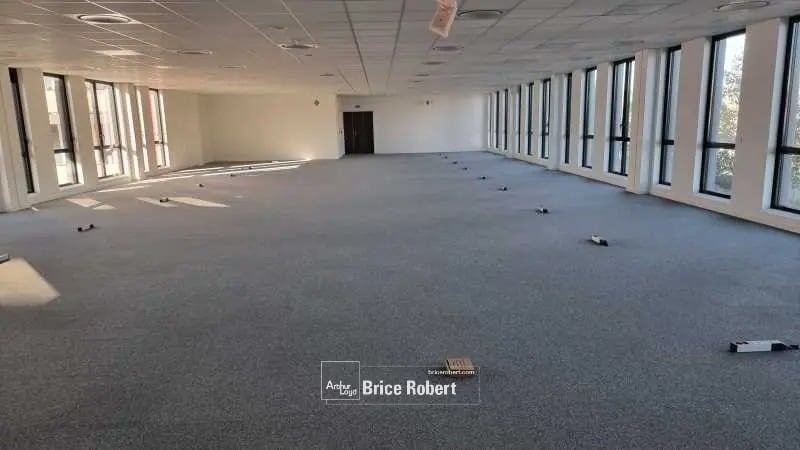 Office in Vaulx-en-Velin to rent Interior Photo- Image 1 of 7