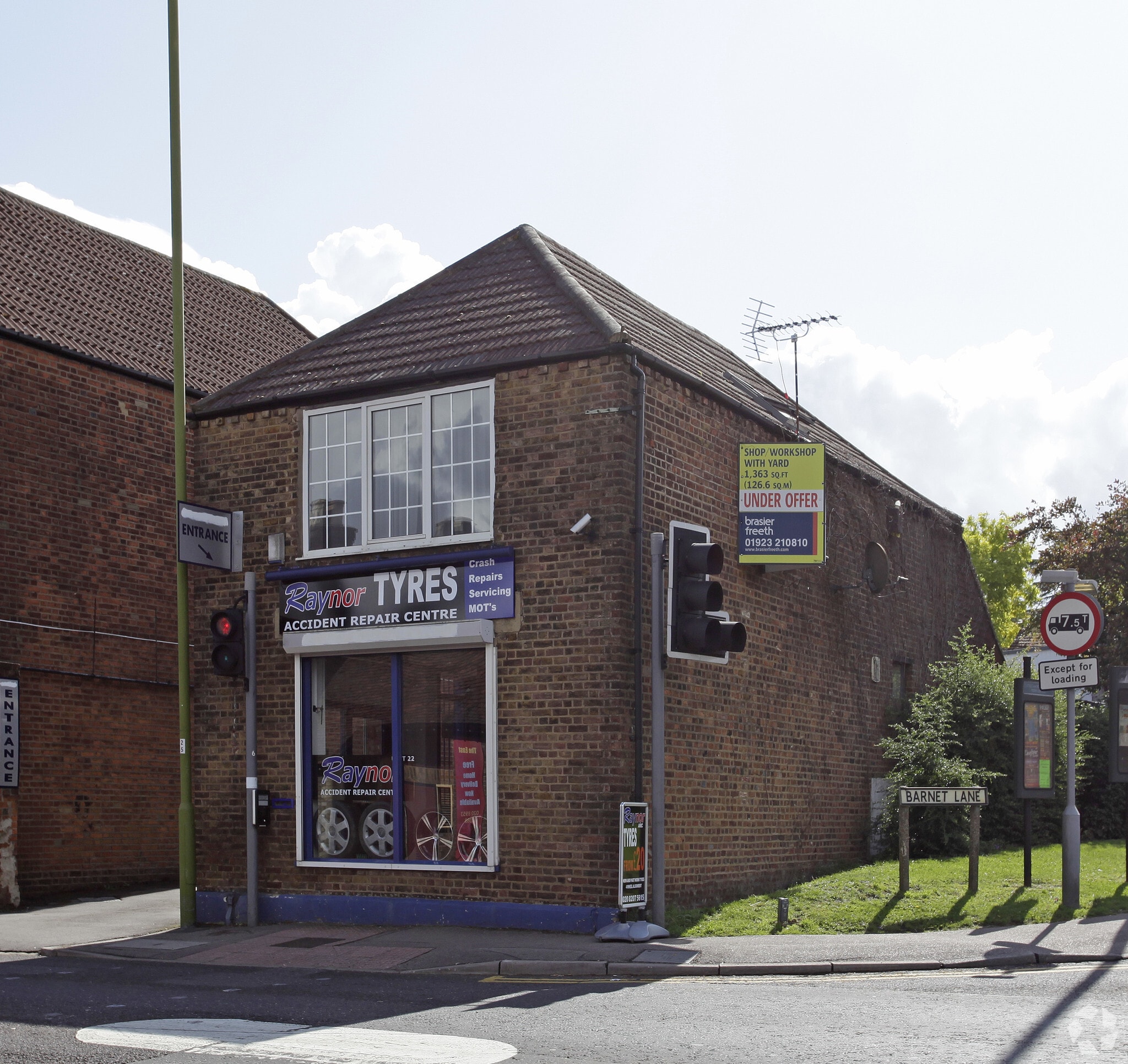 High St, Elstree to rent Primary Photo- Image 1 of 2