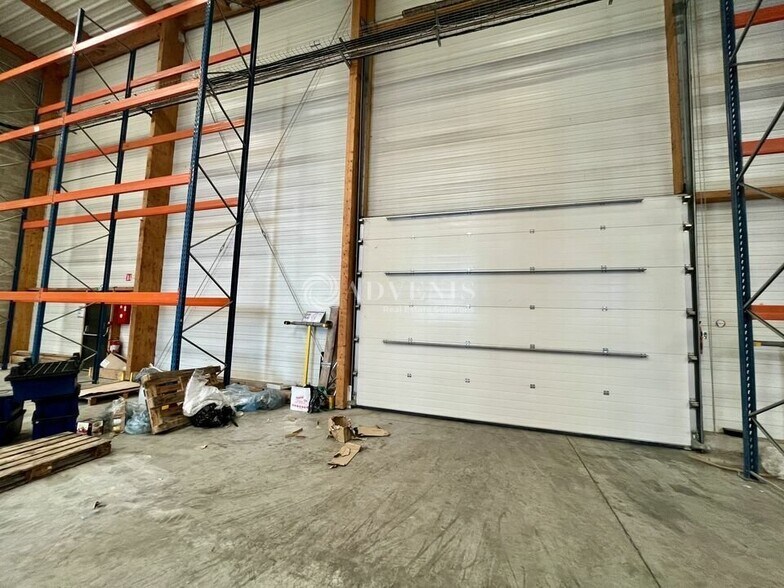 Industrial in Louvres to rent - Interior Photo - Image 3 of 12