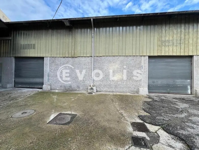 Light Industrial in Lyon to rent - Building Photo - Image 1 of 13