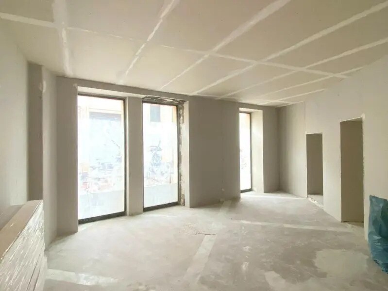 Retail in Saint-Germain-en-Laye to rent Interior Photo- Image 1 of 6