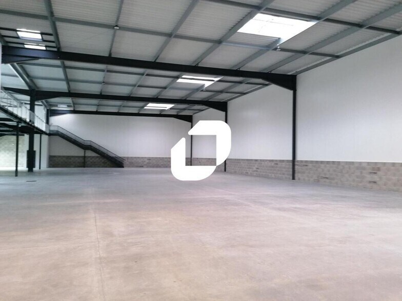 Light Industrial in Saint-Laurent-de-Mure to rent - Interior Photo - Image 3 of 9