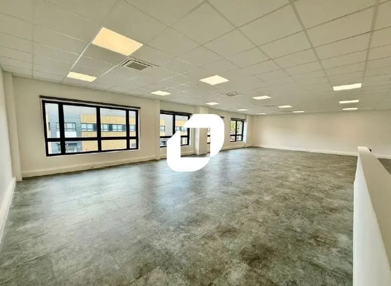 Light Industrial in Trappes to rent Interior Photo- Image 1 of 5