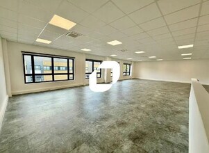Light Industrial in Trappes to rent Interior Photo- Image 1 of 5
