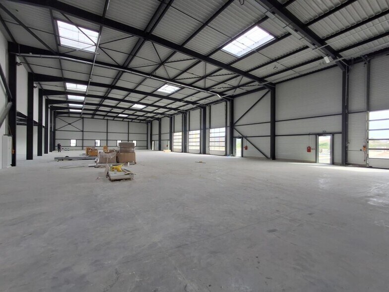Light Industrial in La Boisse to rent - Interior Photo - Image 3 of 7