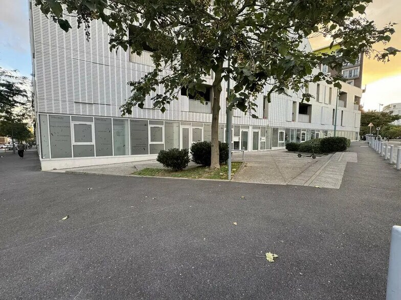 Retail in Arcueil to rent - Building Photo - Image 1 of 7
