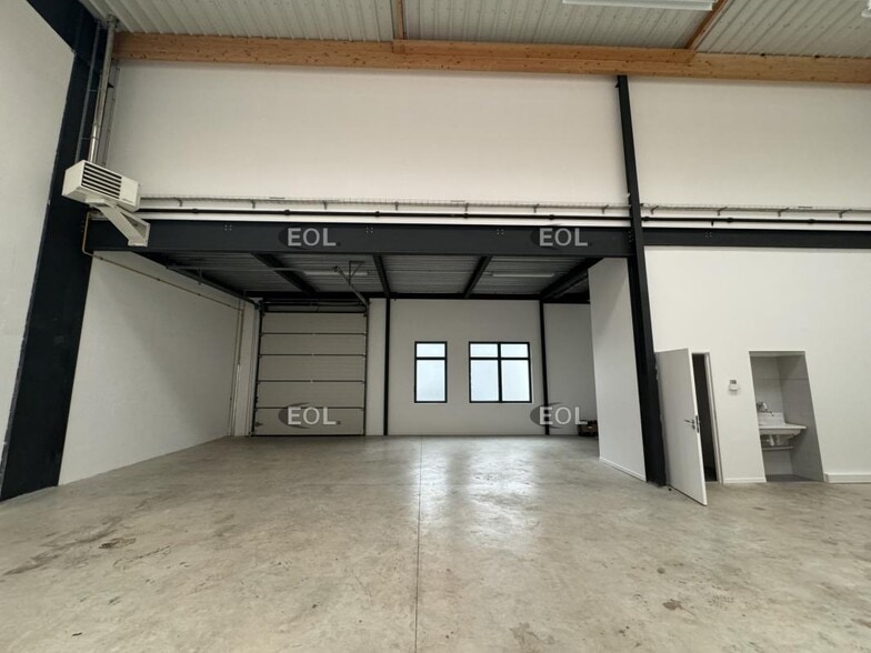 Light Industrial in Lieusaint to rent - Interior Photo - Image 3 of 7