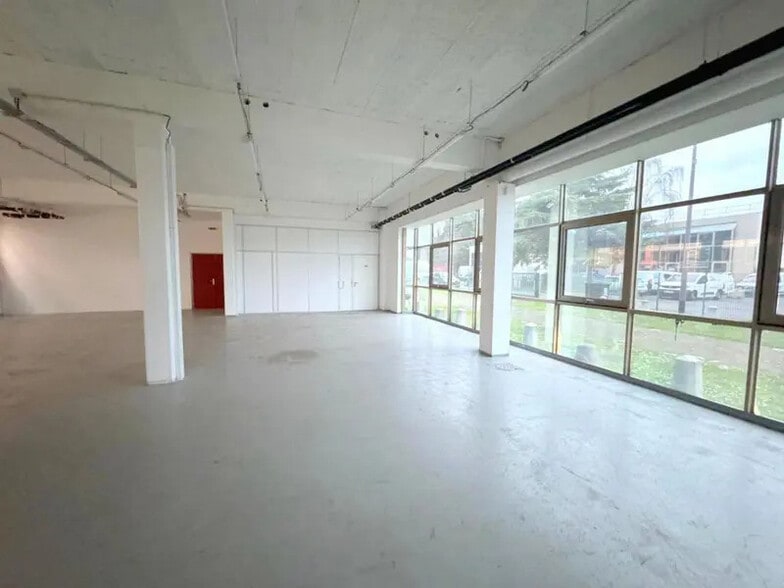 Light Industrial in Bezons to rent - Interior Photo - Image 1 of 14