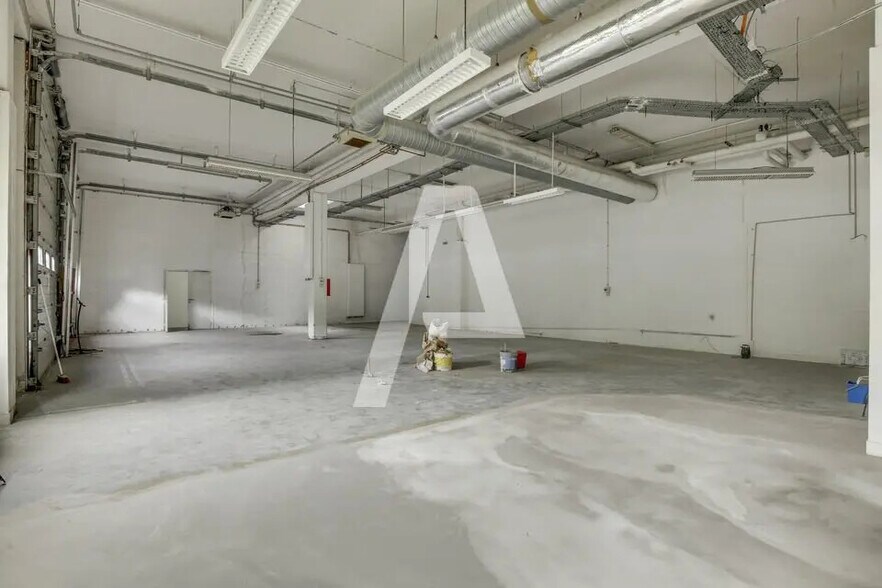 Light Industrial in Antony to rent - Building Photo - Image 1 of 8