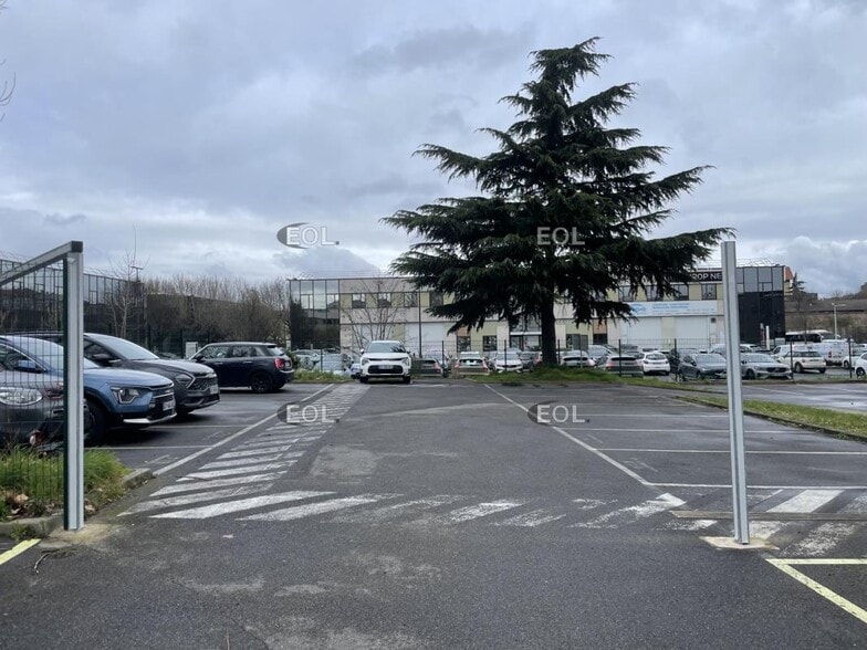 Light Industrial in Nanterre to rent - Building Photo - Image 3 of 9