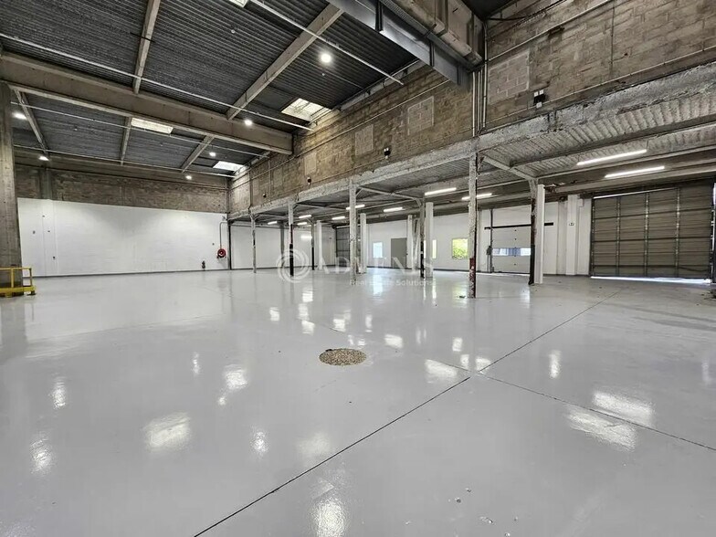 Light Industrial in Gennevilliers to rent - Building Photo - Image 1 of 12