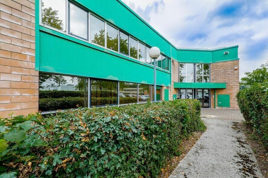 2 Rue Enrico Fermi, Saint-Thibault-des-Vignes to rent - Building Photo - Image 2 of 12