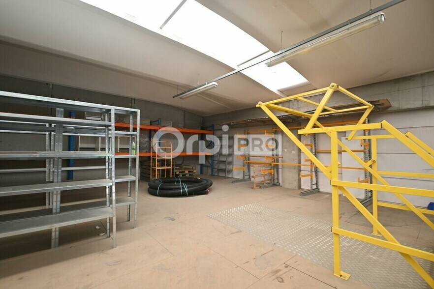 5 Avenue Lionel Terray, Meyzieu to rent - Interior Photo - Image 3 of 10
