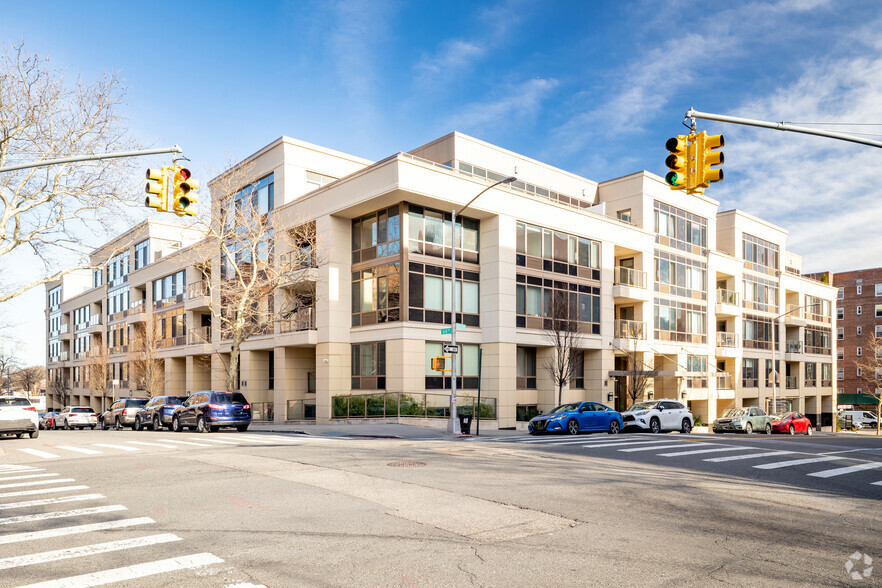 64-05 Yellowstone Blvd, Forest Hills, NY for rent - Primary Photo - Image 1 of 19