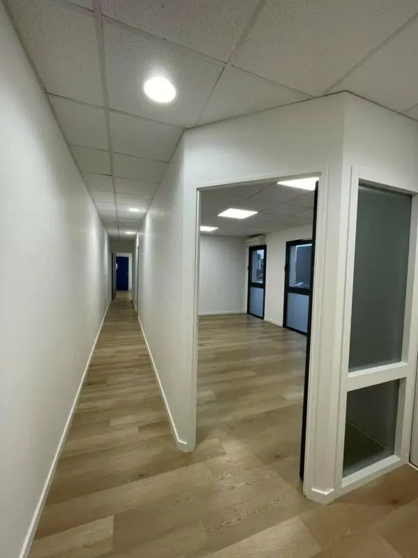 Location Bureaux 63 m² - Photo 1