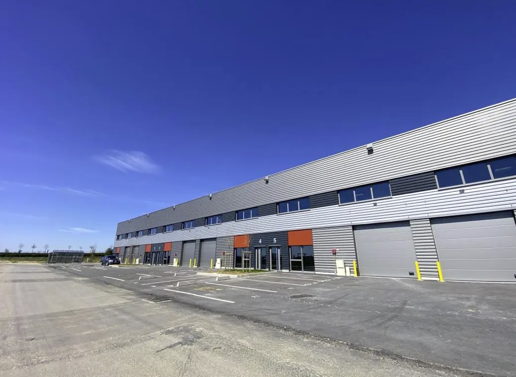 Light Industrial in Le Thillay to rent Building Photo- Image 1 of 5
