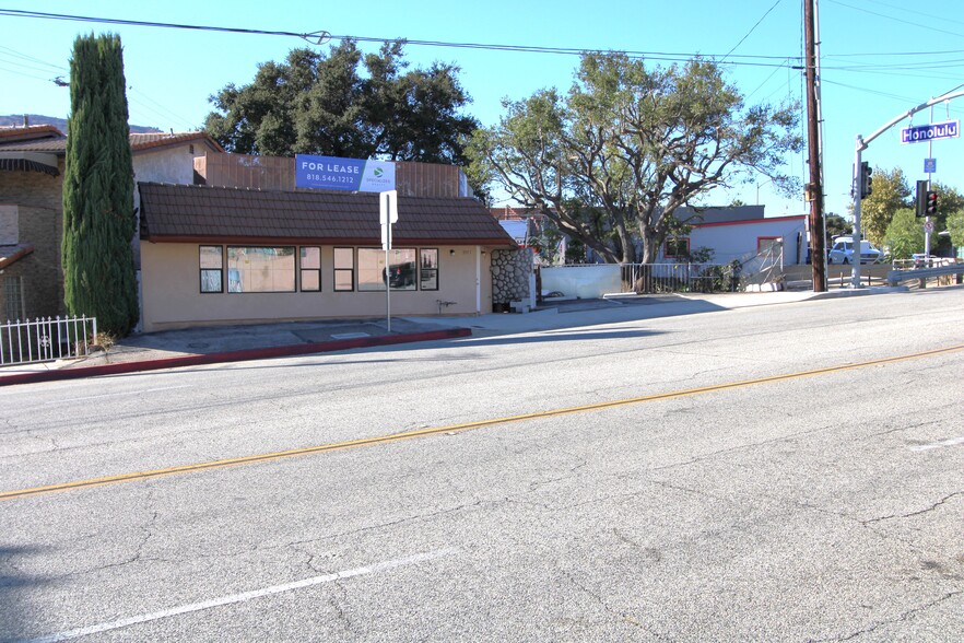 3971 Pennsylvania Ave, Glendale, CA for rent - Building Photo - Image 3 of 13