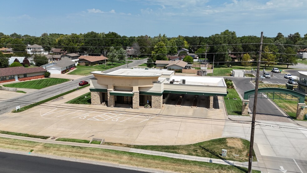 624 30th ave, Hutchinson, KS for sale - Primary Photo - Image 1 of 15