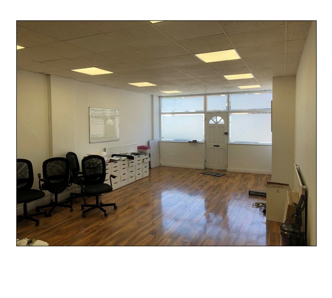 Redlands, Coulsdon to rent - Interior Photo - Image 2 of 3