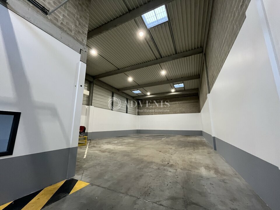Light Industrial in Élancourt to rent Interior Photo- Image 1 of 8