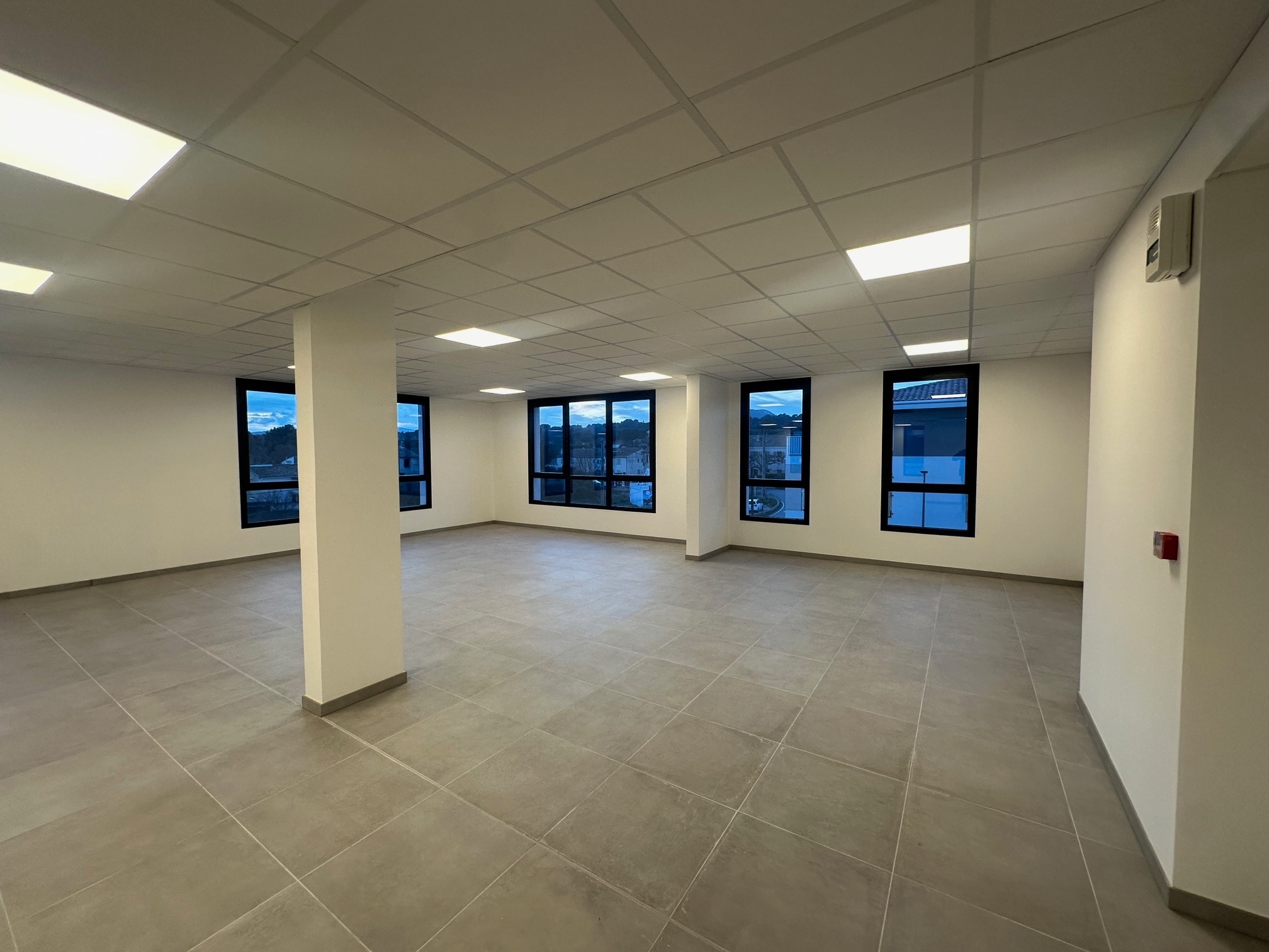 Office in Aubagne to rent Interior Photo- Image 1 of 7