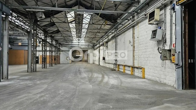 Vente Local d'activités 1 860 m² à 5 554 m²