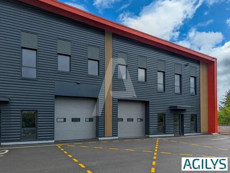 Light Industrial in Élancourt to rent - Building Photo - Image 2 of 12
