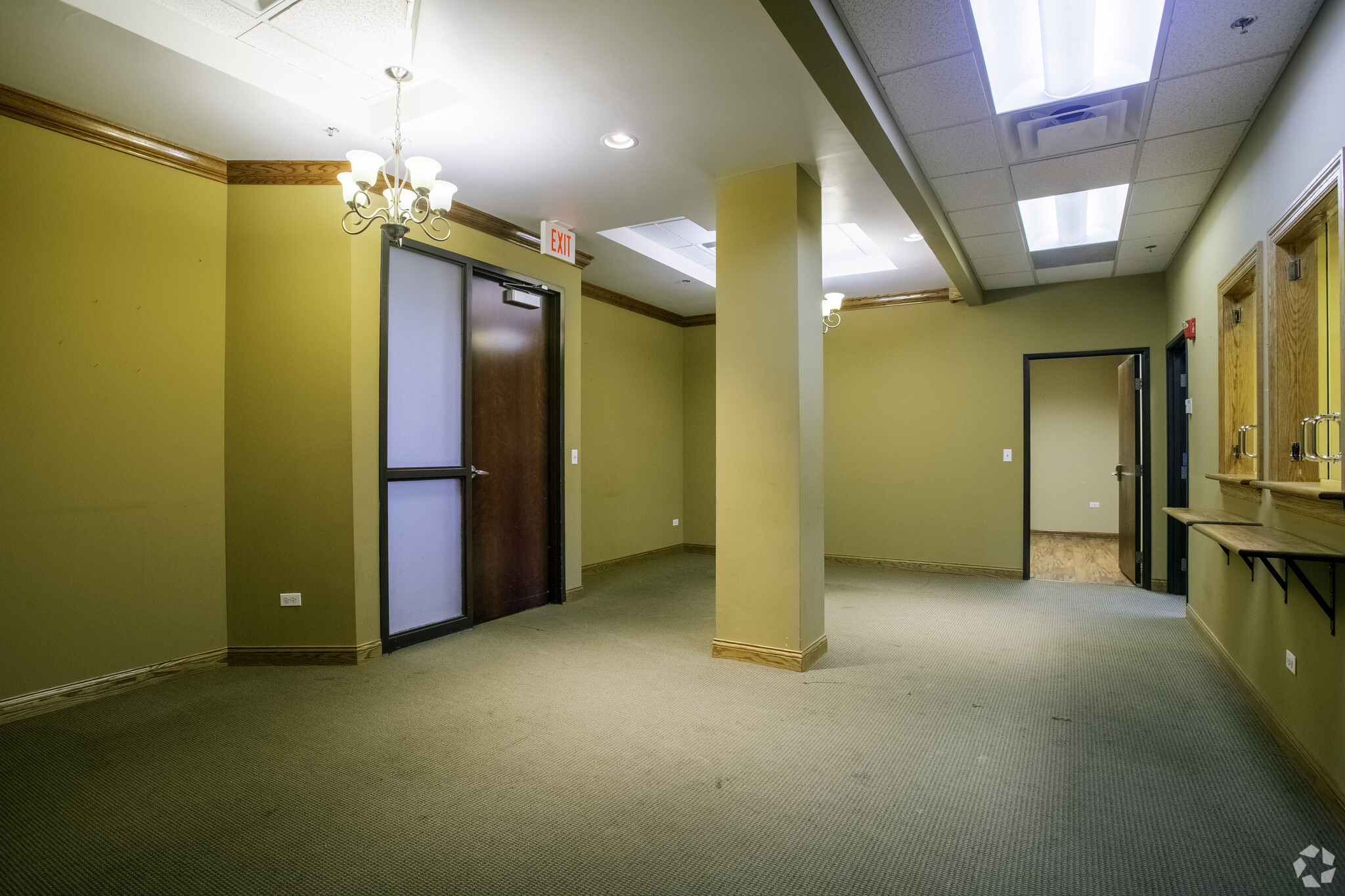 360 Station Dr, Crystal Lake, IL for rent Interior Photo- Image 1 of 4