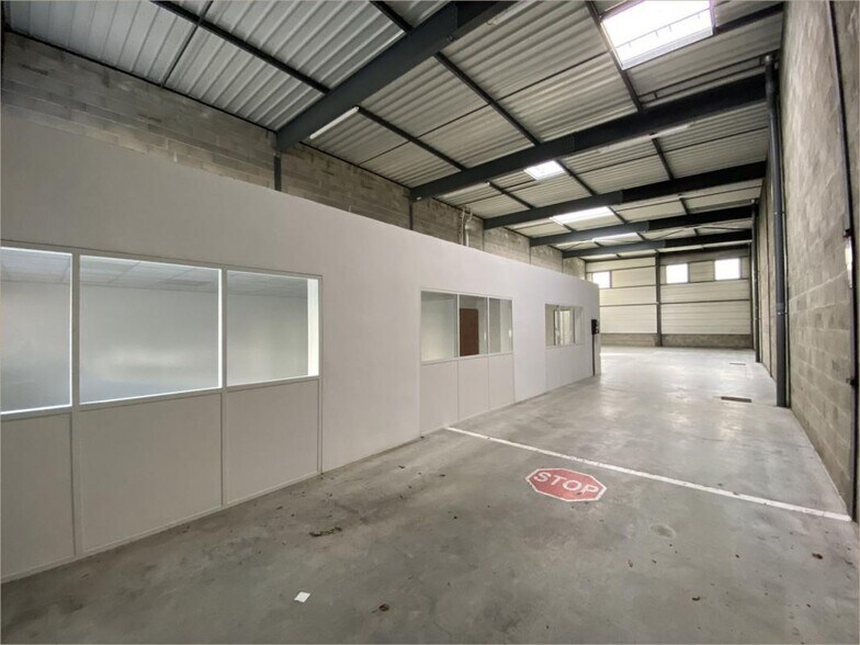 Light Industrial in Saint-Priest to rent - Interior Photo - Image 3 of 5