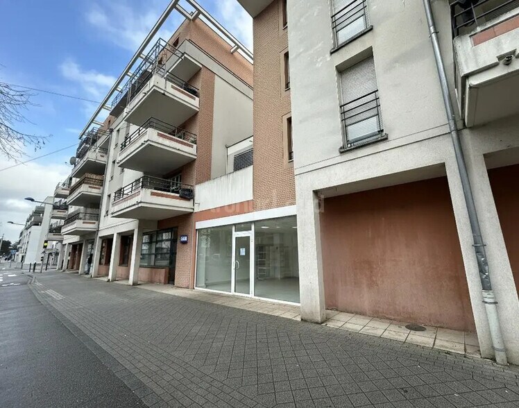 Retail in Strasbourg to rent - Building Photo - Image 1 of 13