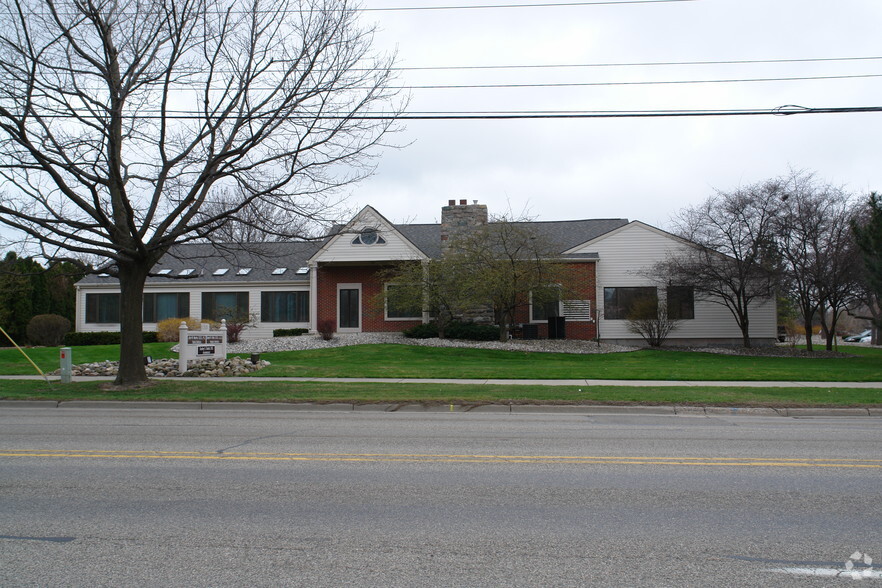 2121 Abbott Rd, East Lansing, MI for rent - Primary Photo - Image 1 of 14