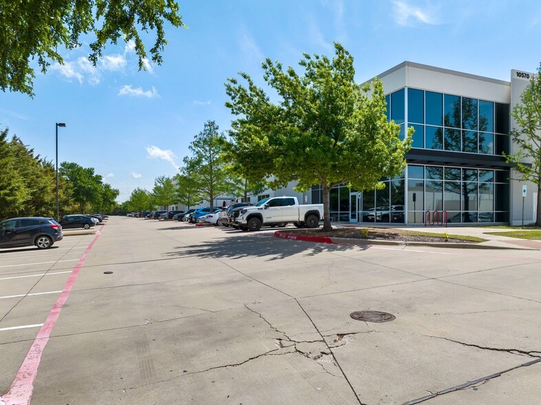 10570 John W Elliott Dr, Frisco, TX for rent - Building Photo - Image 1 of 3