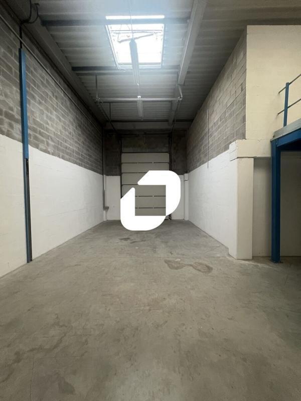 Light Industrial in Moissy-Cramayel to rent Interior Photo- Image 1 of 13