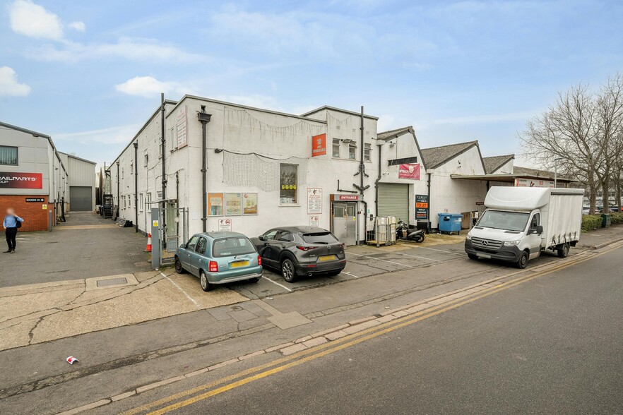 10 Greycaine Rd, Watford to rent - Building Photo - Image 1 of 21