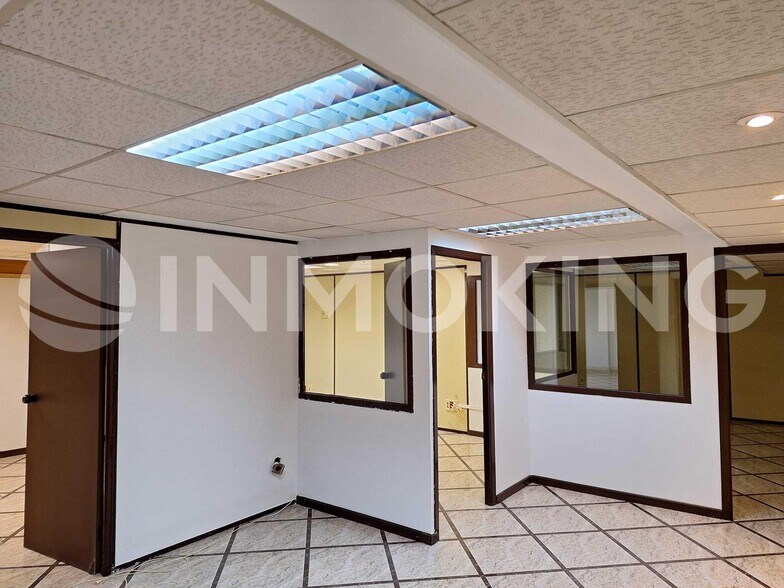 Office in València, Valencia to rent - Interior Photo - Image 1 of 6