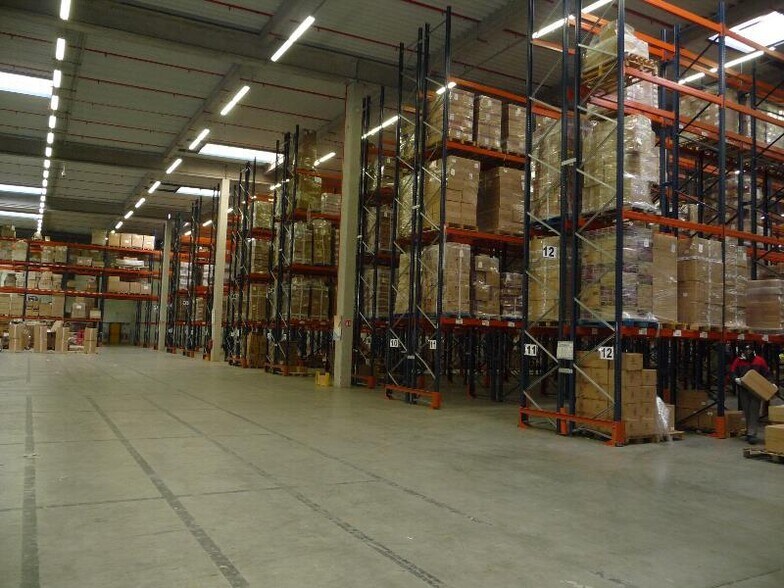 Industrial in Le Plessis-Pâté to rent - Interior Photo - Image 1 of 8
