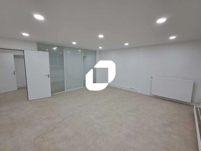 Office in Nanterre to rent - Interior Photo - Image 1 of 20