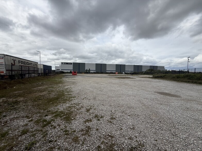 Michael Faraday Ave, Rochdale to rent - Building Photo - Image 2 of 7