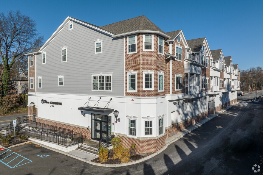 764 New Bridge Rd, Teaneck, NJ for rent - Primary Photo - Image 1 of 13