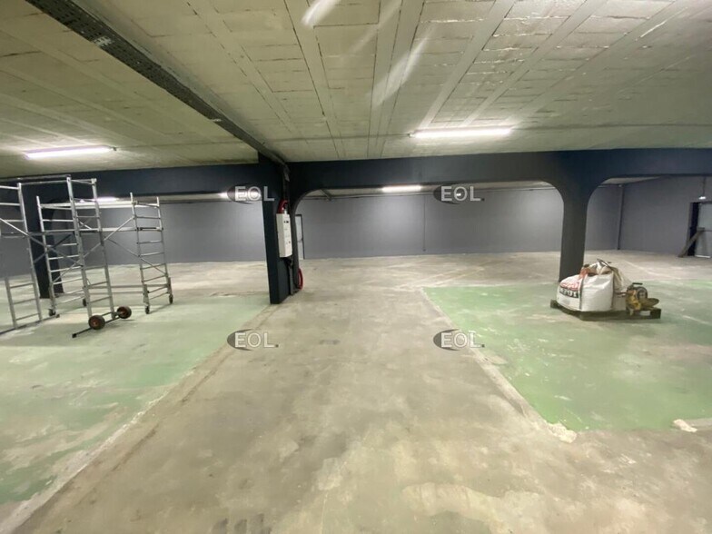 Light Industrial in Sainte-Geneviève-des-Bois to rent - Building Photo - Image 2 of 12