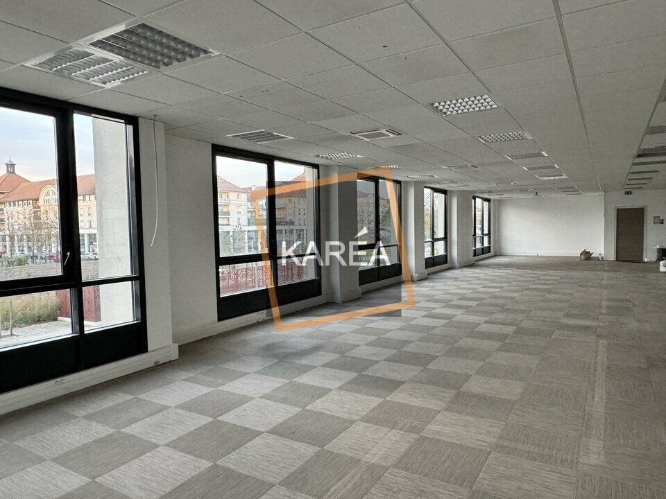 Office in Bussy-Saint-Georges to rent Interior Photo- Image 1 of 10