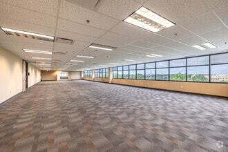 2525 Harrodsburg Rd, Lexington, KY to rent Interior Photo- Image 2 of 4