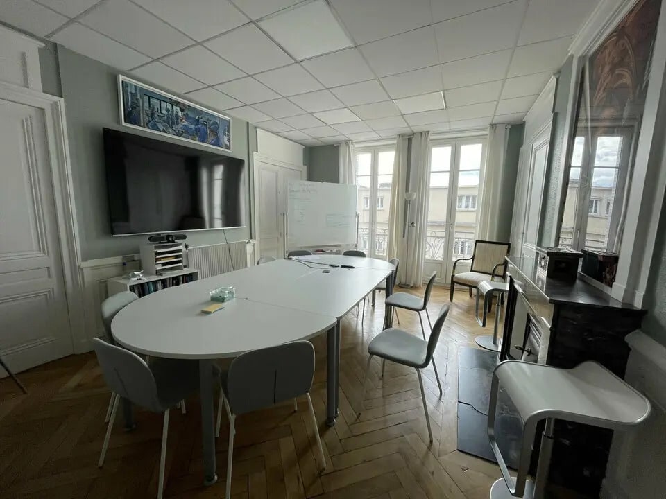 Office in Lyon to rent Interior Photo- Image 1 of 10