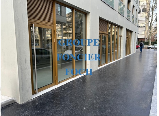 Retail in Villeurbanne to rent - Building Photo - Image 3 of 8