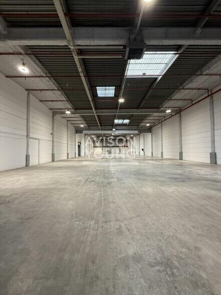 Light Industrial in Rosny-sous-Bois to rent - Interior Photo - Image 2 of 5